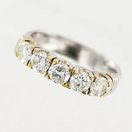 Ring, diamanter 5 x ca 20ct, stl 16¾, vitguld, ojämn skena, 1 diamant med spricka, 2 diamanter vitgrumliga, piqué, beläggning/lim som inte går bort,  18K.   Vikt: 4,7 g