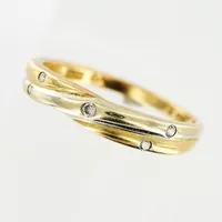 Ring, diamanter 4 x ca 0,01ct, 1 x ca 0,02ct, stl 19, bredd 2-4mm, gul/vitguld, slitage, i behov av omrodinering, 18K. Vikt: 3,3 g