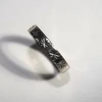 Ring vitguld, Ø 17 mm, bredd 3,4 mm, graverad 18K 2,24g Vikt: 2,2 g