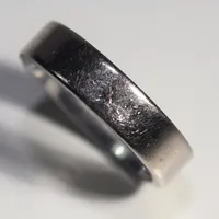 Ring vitguld Schalins, Ø 17 mm, bredd 5 mm, 18K 8,3 g Vikt: 8,3 g