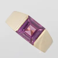 Ring med rosa/lila syntetisk safir, stl inte rund 18¾ mm, bredd ca 3,45 - 8 mm, ESM Svedboms Guldsmeds Ab Hov Vetlanda 1970 , 18k Vikt: 4,5 g