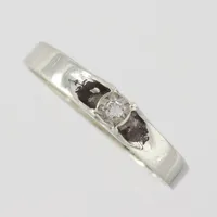 Ring med diamant ca 0,02ct, stl 17½ mm, bredd ca 2,1-3,4 mm, stämplad GFAB 1977 , 18k vitguld Vikt: 1,6 g