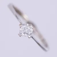 Ring med diamant 1xca0,23ct, ca TW(F-G)/VS, stl 19½, bredd: 1-5,9mm, vitguld, 18K Vikt: 2,5 g
