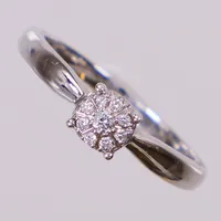 Ring med diamanter 1x ca 0,02ct, 8x ca 0,005ct, stl 16, bredd 1,5-4,5mm, GHA, vitguld. 18K  Vikt: 2,8 g