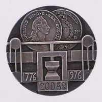 Minnesmedalj 200 år, "Myntrealisationen 27 november 1776", skapad av Bo Thorén, präglad av Myntverket i Eskilstuna 1976, 925/1000 silver, originaletui.  Vikt: 67,6 g