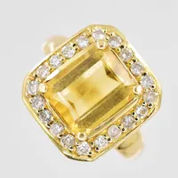 Ring med smaragdslipad citrin, ca 2,75ct, briljantslipade diamanter 20 x ca 0,02ct, en diamant med nagg, stl 16¾, ovandel 16x15,5mm, 14K Vikt: 7 g