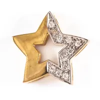 Berlock "stjärna" i 8K guld med vita stenar. Genomgående, dold ögla. Den är 21 x 22 mm och väger 3,5g. Stämplad 333.