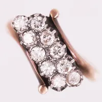 Ring med diamanter 10x ca 0,05ct, stl15¾, bredd 2,5-12mm, slitage, någon sten med nagg, ej stämplad, 14K. Vikt: 2,9 g