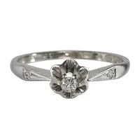 Ring, 18K vitguld, Diamanter 1 x 0,03 + 2 x 0,005ct, tillverkarstämpel CS, Finland, Ø17¾ mm, bredd 1,5 - 5,5 mm, fint skick Vikt: 2,1 g