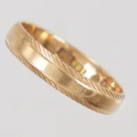 Ring, stl 18, bredd 4mm, gravyr, 18K  Vikt: 2,7 g