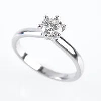 Ring med diamant 0,55ct W/vs, stl:18 (56), vitguld, nytillverkad Vikt: 4 g