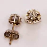 Ett par örhängen, diamanter 2x ca 0,02ct, 6mm, 18K 1,6g.