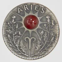 Silverplakett, stjärntecken Vädur, karneol, design Anders Nyborg, numrerad 915/1500, silver 925/1000 85,8g Vikt: 85,8 g