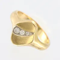 Ring, stl 14¼, bred 2-10mm, med 3st diamanter 1xca 0,01ct, 0,02ct, 0,03ct, 18K Vikt: 3,7 g