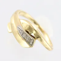 Ring, stl 16¾, bred 1-9mm, med diamanter 2xca 0,01ct, 18K Vikt: 3,1 g