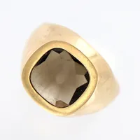 Ring, stl 20½, bred 2,5-15mm, med sten, 18K Vikt: 6,6 g