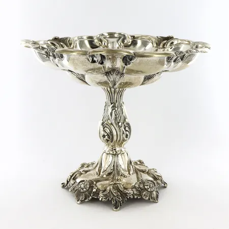 Uppsatsskål på fot nyrokoko, Carl Hoff, Stockholm 1854, floral dekor Ø21cm, Ø21,5cm, höjd 18,5cm, S800/1000 Vikt: 378,5 g