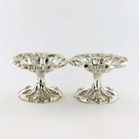 Två saltkar på fot, W.W, år 1857, Ø7,5cm, höjd 5,5cm, 830/1000 Silver Vikt: 96,5 g