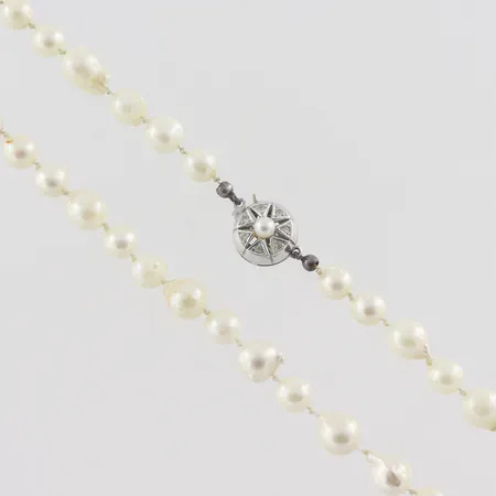 Collier med odlade sötvattenspärlor Ø ca 6-7,5mm, längd 72cm, lås 18k vitguld + några extrapärlor Vikt: 0 g