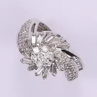 Ring med baguetteslipade samt briljantslipade diamanter, tot ca 1,75ct, kvalitet ca TW-W(G-H)/VS-SI, stl 15¼, bredd 3-13mm, 18K vitguld Vikt: 6,7 g