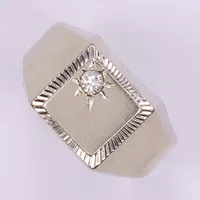Ring med diamant totalt 0,04ct, stl 18, bredd 4-11mm, vitguld, 18K Vikt: 6,1 g