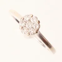 Ring vitguld med diamanter ca 7 x ca 0,03ct, Guldfynd, stl 17, bredd ca 2-7mm, bör rodieras om, 18K Vikt: 3,1 g