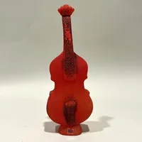 Skulptur, röd basfiol, ur serien The Band, Kjell Engman för Kosta Boda, signerad, färgsläpp, etikett.  Vikt: 0 g