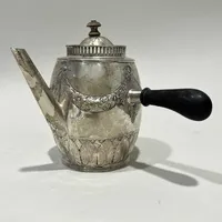 Kaffekanna, driven dekor av festongen, höjd ca 16cm, handtag i bakelit, troligen J M A Steffensen, 1905-1937, Köpenhamn , silver Vikt: 292,1 g