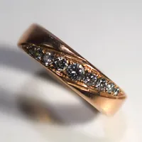 Ring med 9 diamanter 0,01-0,05ct , Ø 16½ bredd 4,8 mm, graverad datum, 18K 5,7 g Vikt: 5,7 g