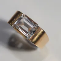 Ring med sten, Ø 16½ mm, bredd 6,9 mm, 18K 3,9 g Vikt: 3,9 g