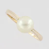 Ring med pärla Ø 6,8mm, stl 17½ mm,  bredd 3 - 6,85 mm, 18k  Vikt: 2,7 g