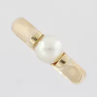 Ring med pärla Ø 6,4mm, stl 17½mm, bredd ca 4 mm, 18k  Vikt: 6,8 g