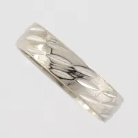 Ring mönstrad, smycka AB,  stl 18½mm, bredd ca 5mm,  18k vitguld Vikt: 3,5 g