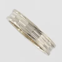 Ring mönstrad, stl 16 mm, bredd 4,2 mm,  Ceson Guldvaru Ab  1976 , 18k vitguld Vikt: 3,5 g