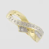 Ring med diamanter ca 3x0,005ct, stl 18 mm, bredd 1,65 - 7,30 mm, stämplad GHA, 18k Vikt: 3,4 g