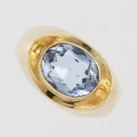 Ring med blå syntetisk spinell, stl 17½mm, bredd ca 2,7-11,6 mm, 14K Vikt: 4,1 g