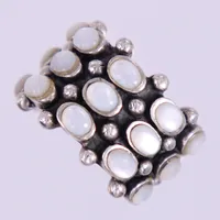 Ring med vita stenar, stl 16, bredd ca 6,4-15,9mm, silver 925/1000 Vikt: 10,7 g