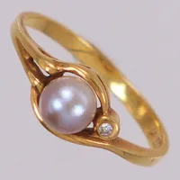 Ring med diamant 1x ca 0,01ct och odlad pärla ca Ø5mm, stl 16½, bredd 2-6,5mm. 18K Vikt: 2,1 g