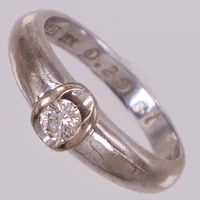 Ring med diamant 0,20ct enligt gravyr, stl 17¼, bredd 3-6,5mm, vitguld, något skev skena. 18K  Vikt: 4,5 g