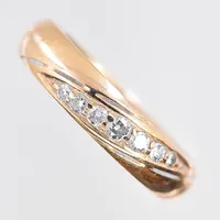 Ring med diamanter 0,15ctv enligt gravyr, stl 17¾, bredd 4 mm, graverad, 18K. Vikt: 5,1 g