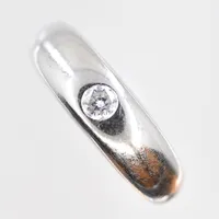 Ring med diamant 0,13ct enligt gravyr, stl 17, bredd 3-6 mm, vitguld, 18K. Vikt: 4,3 g