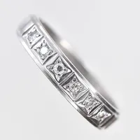 Ring med diamanter 6x0,02ctv, stl 18½, bredd 4 mm, vitguld, 18K. Vikt: 4,7 g