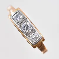 Ring med diamanter 0,27ctv enligt gravyr, stl 18¼, bredd 1-5 mm, 18K. Vikt: 3,5 g