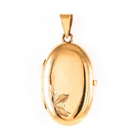 Öppningsbar medaljong / fotogömma i 18K guld med en graverad blad-dekor. Den är 26,3 mm lång inkl. ögla och väger 2,2g. Stämplad 750 & kattfot.