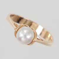 Ring, stl 17¾, odlad pärla Ø ca 6,4mm, höjd ca 8mm, gulguld 18K  Vikt: 3,1 g