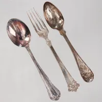 2 Skedar + 1 gaffel, olika modeller, gravyr, Silver  Vikt: 62,8 g