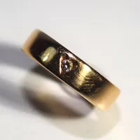 Ring med diamant VGS 0,03ct, Ø 16½mm, bredd 5 mm, graverad 18K Vikt: 6,6 g