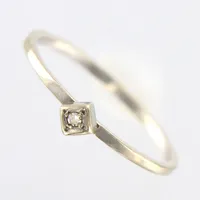 Ring, vitguld, stl 16¾, bred 1mm, med diamant 1xca0,01ct, 18K Vikt: 1,2 g