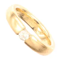 Ring, diamant 1 x ca 0,15ct, stl 15½, bredd 4mm, Schalin, gravyr, 18K Vikt: 6 g