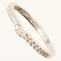 Ring, vitguld, diamanter 17 x ca 0,01ct, bredd ca 2mm, stl 16½, Smyckesverkstaden Leif o Peter AB, gravyr, 18K Vikt: 2,3 g